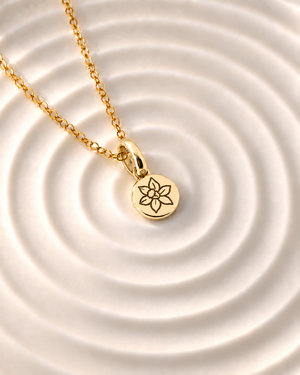 Gold Birth Flower Necklace | Diciembre (Narciso)