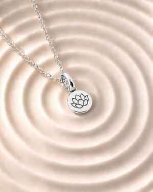 Silver Birth Flower Necklace | Julio (Loto)