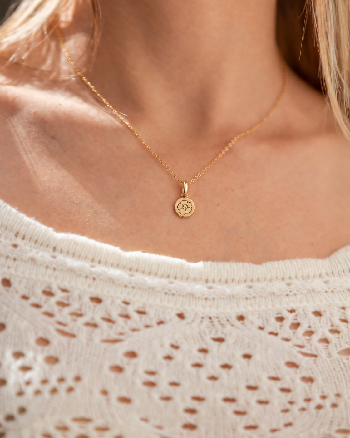 Gold Birth Flower Necklace | Enero (Clavel)