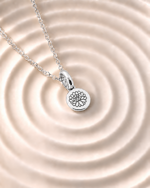 Silver Birth Flower Necklace | Noviembre (Crisantemo)