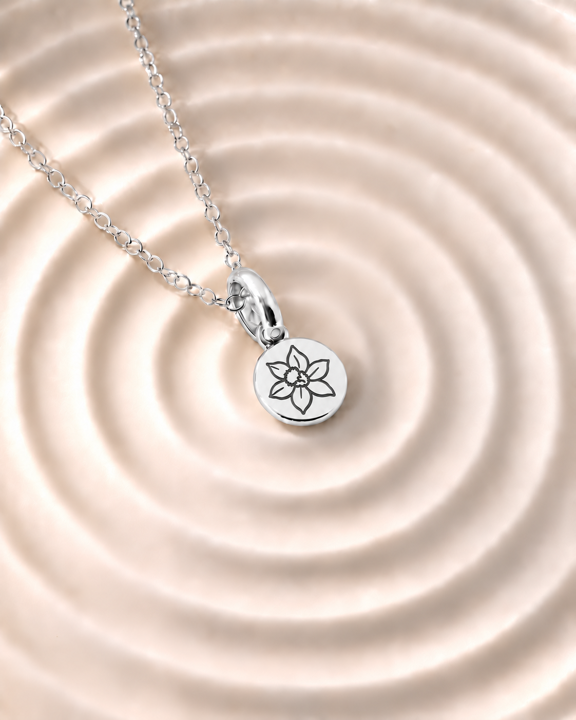 Silver Birth Flower Necklace | Diciembre (Narciso)