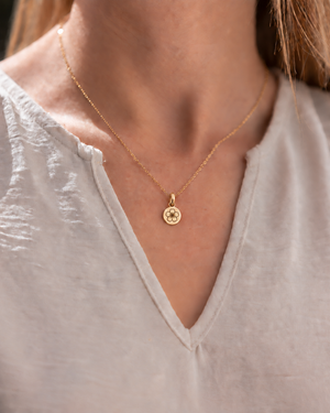Gold Birth Flower Necklace | Marzo (Flor de Cerezo)