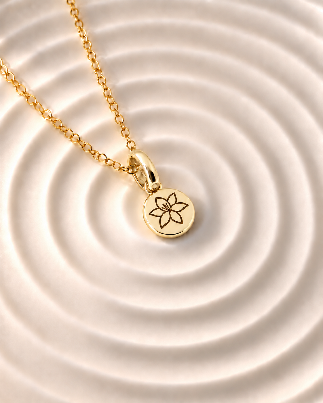 Gold Birth Flower Necklace | Mayo (Lirio)