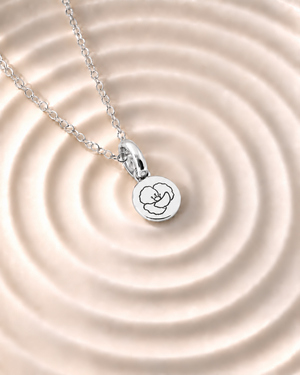 Silver Birth Flower Necklace | Agosto (Amapola)