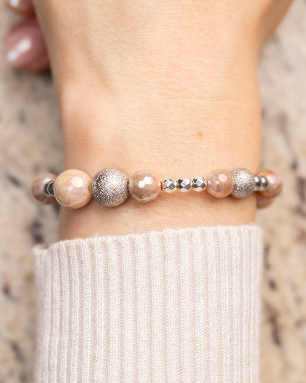 Pulsera de Piedra Luna con Hematitas Plateadas | Bisutera hecha a mano en Costa Rica - Bangili Pulsera de Piedra Luna con Hematitas Plateadas | Bisutera hecha a mano en Costa Rica - Bangili