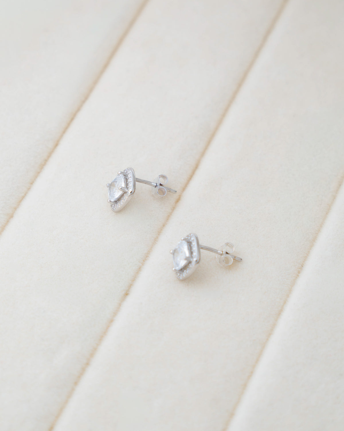 Silver Eterna Studs (Plata 925) - Bangili