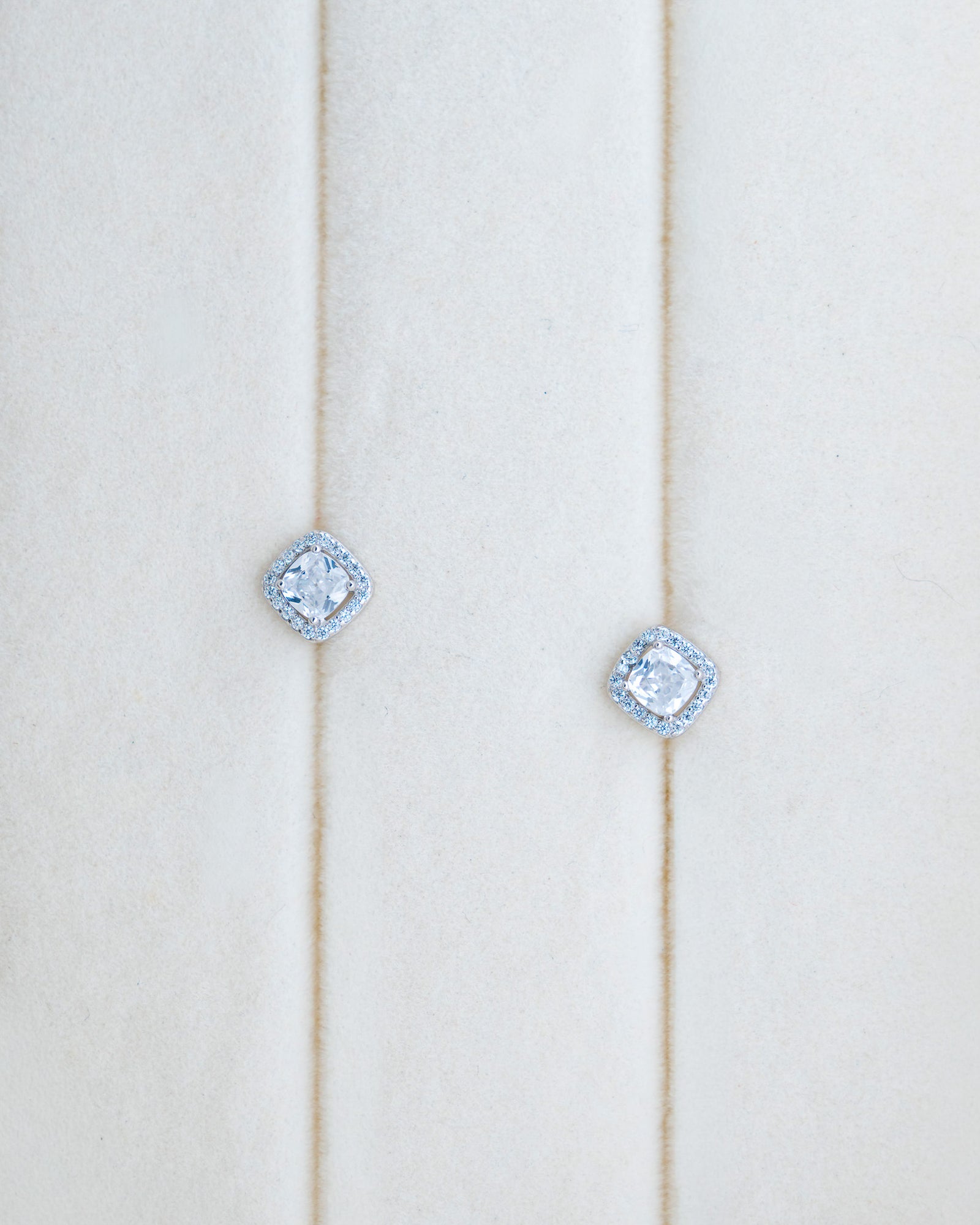 Silver Eterna Studs (Plata 925) - Bangili