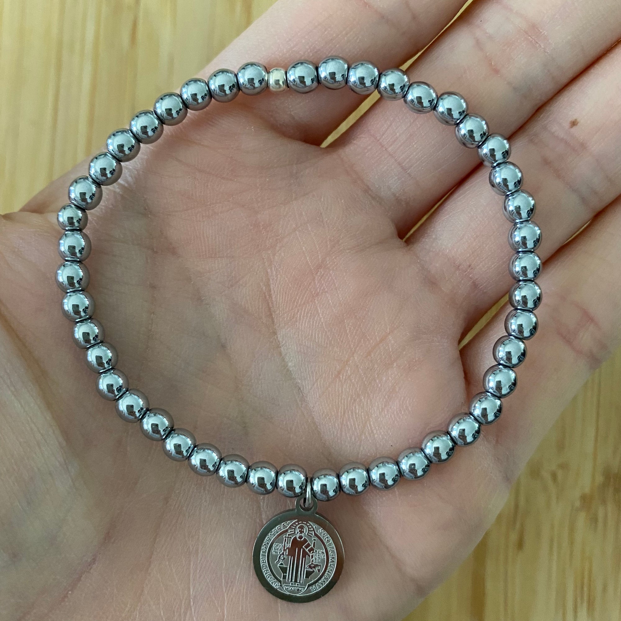 Pulsera de Hematitas con Dije de San Benito - Bangili