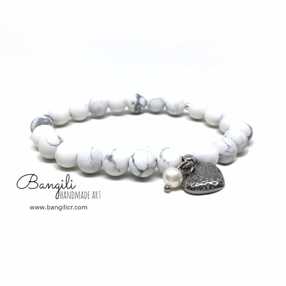 Pulsera de Howlita con Dije de Corazón y Perla - Bangili