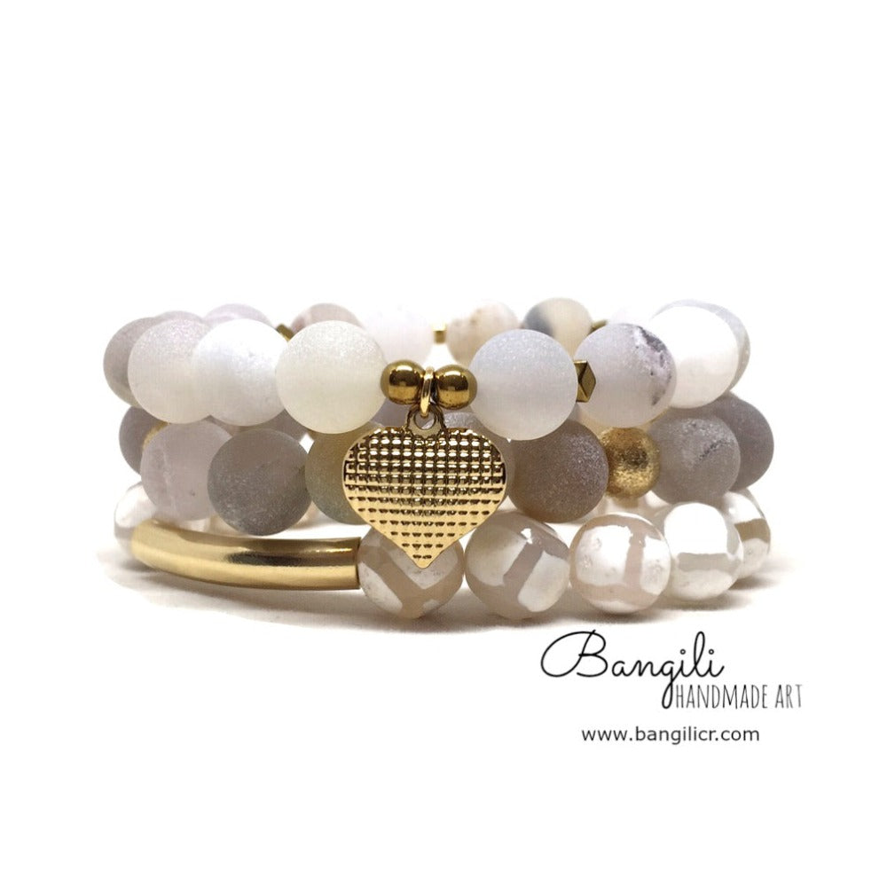 Trío de Pulseras de Ágatas con Dije Dorado de Corazón y Abalorios de Stardust - Bangili